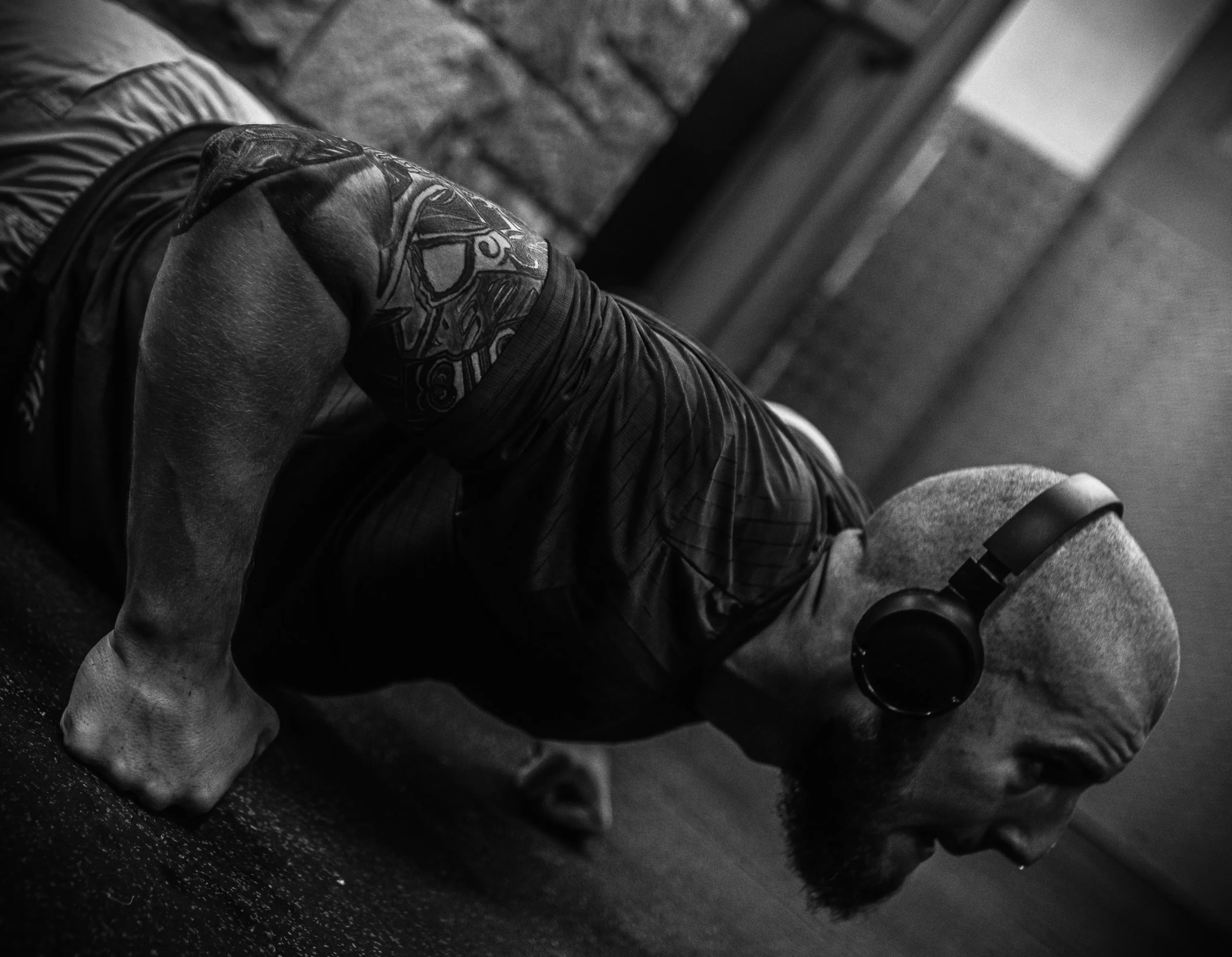 Imagen de lisa-marie en unsplash, tipo haciendo flexiones.